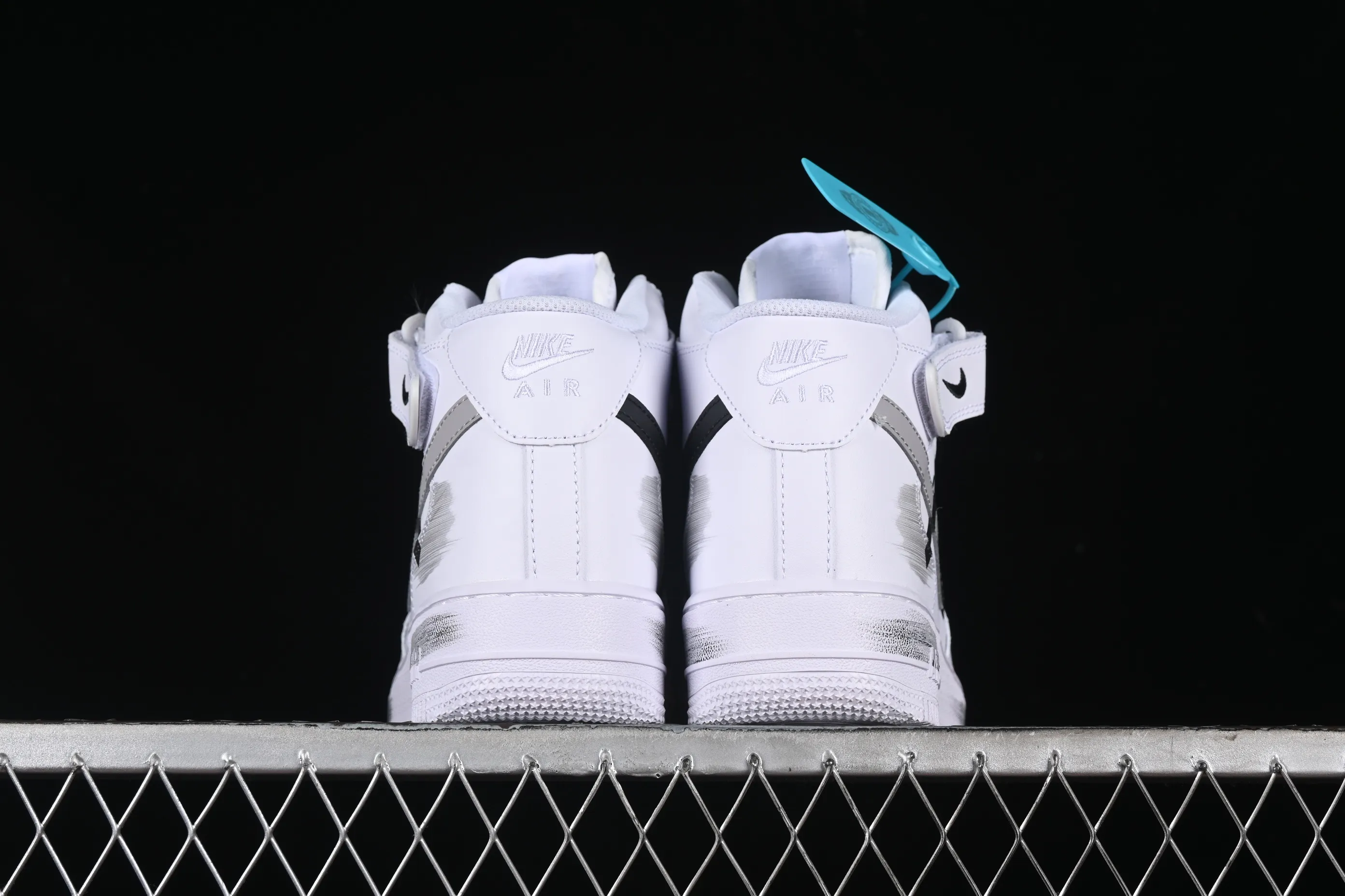 All categories Nk Air Force 1 Air Force series Nk Air Force 1 Mid Air Force mid-top Nk Air Force 1'07 Mid White gray black Hand-painted fracture Three hook shadow Air Force 1 strap mid-top casual sneakers CW2289-111
